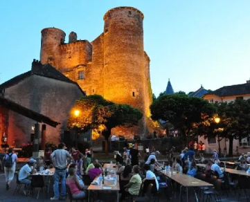 Château de Coupiac. Le marché de pays.