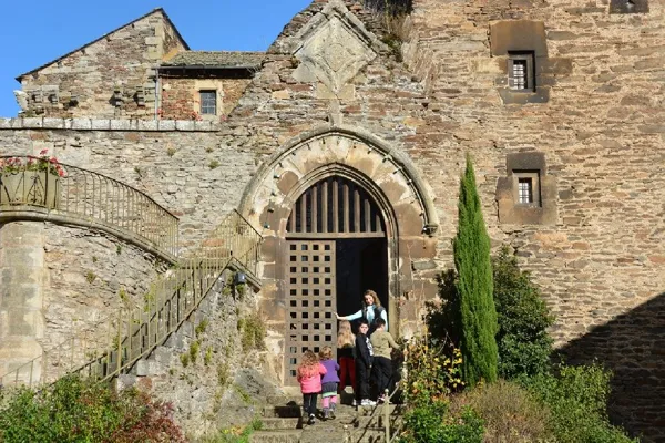 Château de Coupiac. Le portail d'entrée.