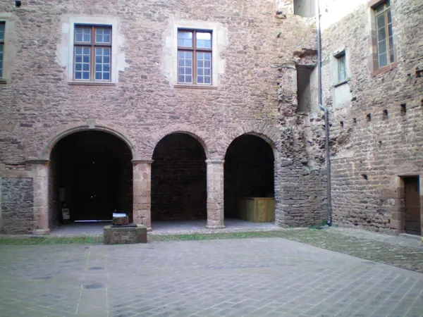 Château de Saint-Izaire et Musée de l'Archerie