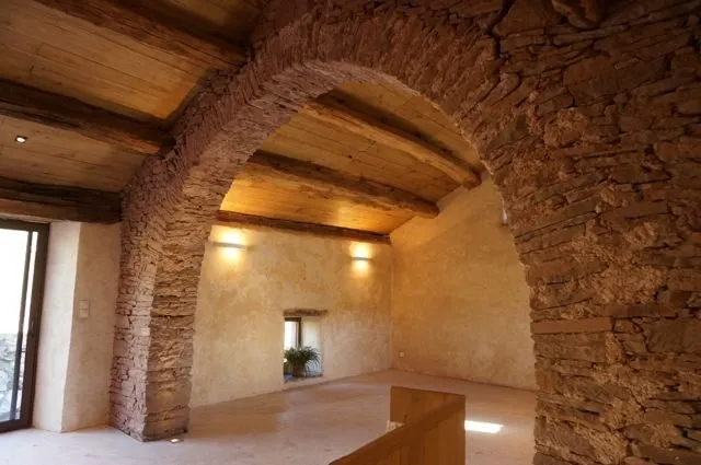 la petite salle (40m2) chauffée du Hameau des Gîtes du Brugas