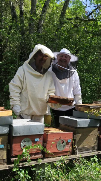 Au stage découverte apiculture, les participants pratiquent sur ruches Warré et Dadant, dans des paysages nature préservés, toujours accompagnés par l